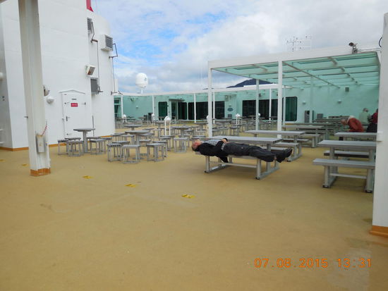 Der hat wohl keinen Luxus Sessel.