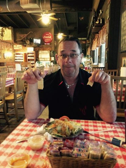 Das Brot zum Salat waren cracker, die Sauce, naja indem gehobelten Käse könnte man sich auch sparen. �