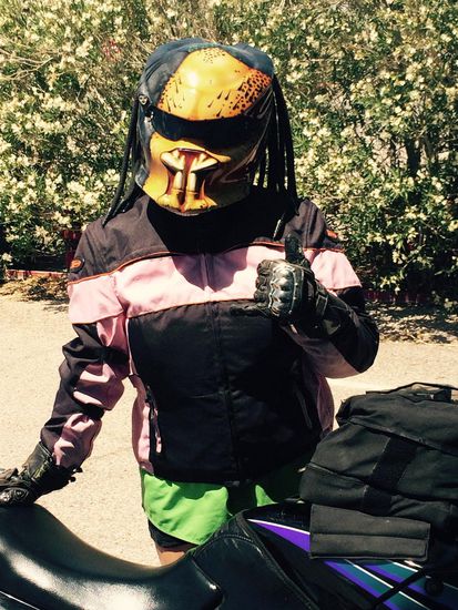 Drunter steckt ne hübsche Frau.