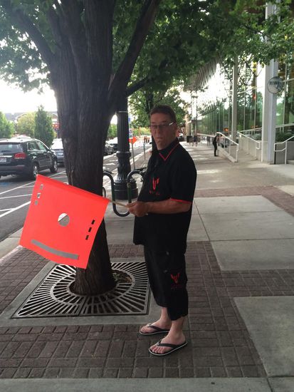 Rider bringt uns dank der Fahne sicher über die Straße