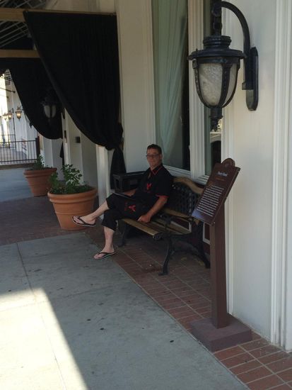 Warten ob easy einen Coiffeur Termin ergattern kann.