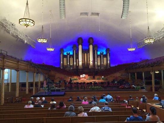 Tabernakel! Beeindruckende Akustik. Wir dürfen ein bisschen dem Orgelspiel lauschen.