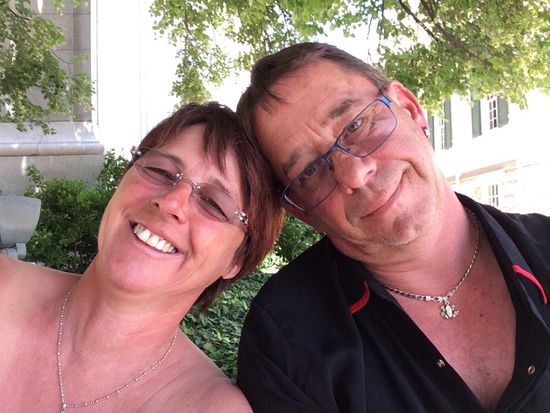 Sitzen am Straßenrand und auf den hop on hop of Bus warten. Ob es den wirklich gibt???