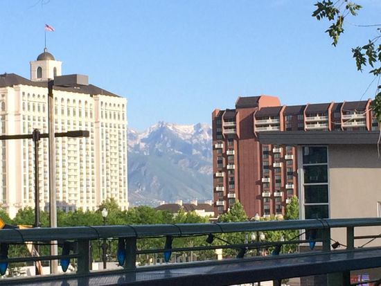 Wir genießen den Ausgang des Tages bei schöner Aussicht und Livemusik.