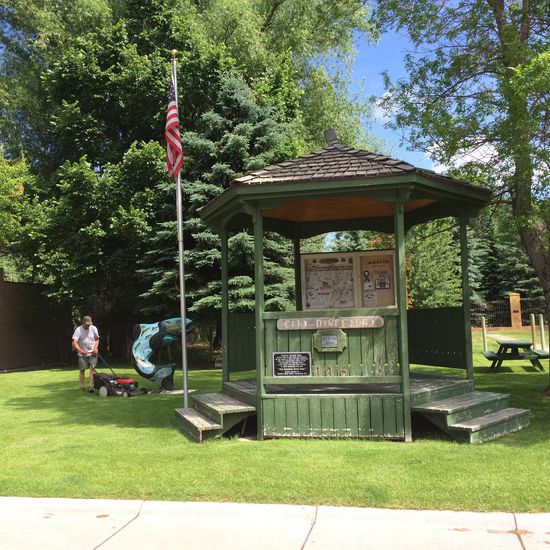 Ennis, wo wieder mal Rasen gemäht wird 