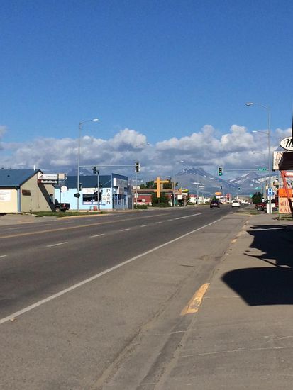 Zum Start erwartet uns gleich hinter der Ampel eine 6 Meilen lange baust. Nur Gerillte Straße oder loser Kies. Na dann!