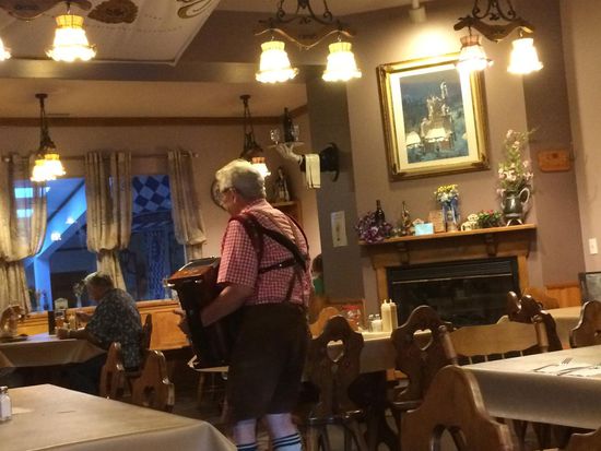 Er hat nicht immer alle Töne richtig getroffen, hat sich aber Mega Mühe gegeben.