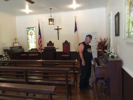 Rider stimmt ein Lied an.