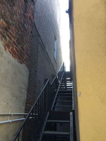 Das ist weniger wie das Fenster zum Hof! Ob da jemand in der Nacht mal rein geschaut hat??!!