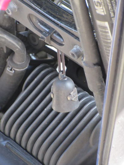 Rider hat an seinem Motorrad eine Ride Bell. Die schützt vor den bösen Gremlins, die gerne auf den Motorrädern mitfahren und dir schaden wollen.