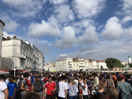 Fans soweit das Auge reicht