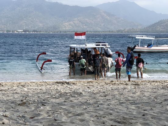 Die Arbeiter fahren nach Lombok, nach Hause!