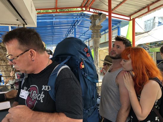 Man beachte das verkaterte Paar hinter Raymond!