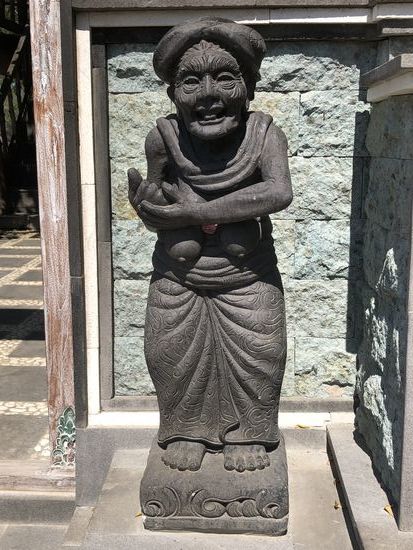 Was hat denn die Dame da unter den Armen?