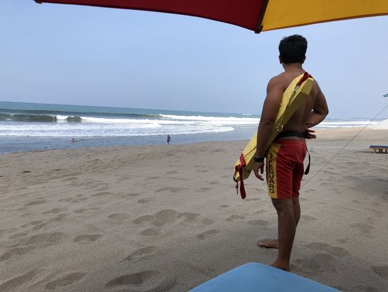 Nur der lifeguard und wir! Oh, wer treibt sich an umsr Strand rum??