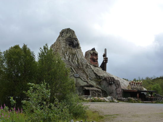 Der in Skaland liegende Senja Trollpark "beheimatet" den weltweit gössten Troll mit 17,96 Meter Höhe und 125 Tonnen Gewicht