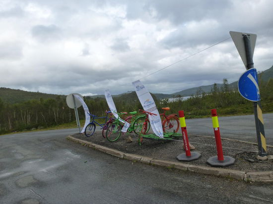 In dieser Woche ist das "Race of Norway 2015". Das nördlichste Radrennen der Welt führt durch verschiedene Ortschaften, welche ich heute schon besucht habe und bei denen man die Vorfreude überall mit farbigen Velos demonstriert.