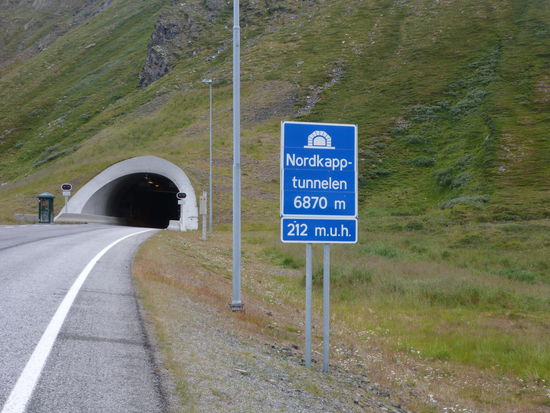 Wie schon Schiller schrieb: Durch diese dunkle Höhle muss man fahren (oder so....  )