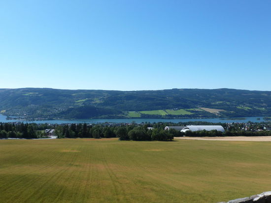 Blick von der Sprungschanze (von unten  ). Lillehammer ist - entgegen meinen Erwartungen - überhaupt nicht hoch gelegen