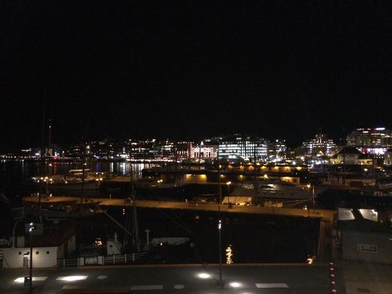Der Hafen von Oslo in der Nacht. Es wird wieder merklich früher dunkel