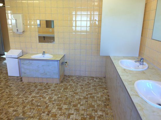 Sogar an die Kleinsten wurde gedacht mit Lavabos auf Kinderhöhe