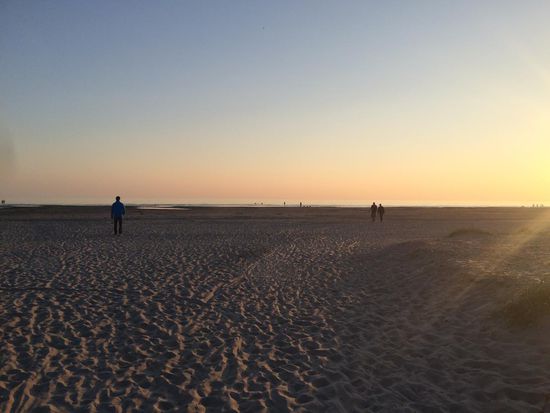Der breite und lange Sandstrand vom Björkängs Campingplatz