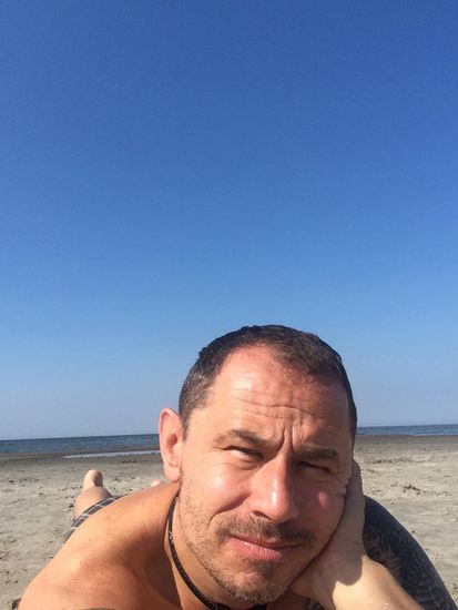 Heute Morgen schon wieder am Strand. Beachte den blauen Himmel