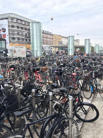 Kopenhagen ist eine richtige Velo-Stadt. Unglaublich die vielen Fahrradfahrer. Es hat überall breite, separate Fahrradwege in der Stadt