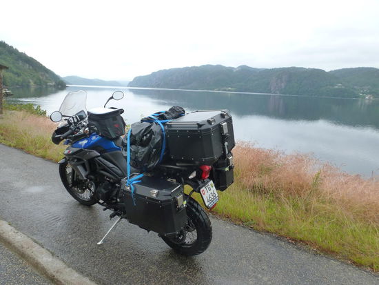 Die Strassen sind nass, aber der Regen hat aufgehört. So kann ich die ganze Pracht vom wunderschönen Norwegen geniessen.