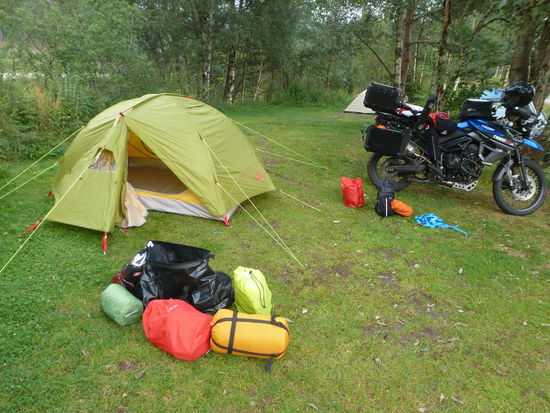 Beim Campen mit dem Motorrad muss auch ein Chaot wie ich alles gut organisiert haben, sonst hat es keinen Platz in den Koffern