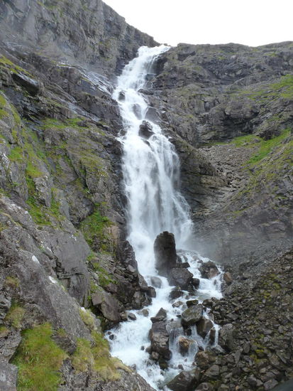 Der gewaltige Stigfossen. Auf dem Bild kommt die wahre Grösse dieses Wasserfalls leider überhaupt nicht zur Geltung