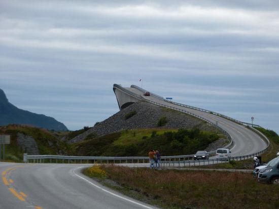 Die bekannte Brücke vor Molde. Sieht so aus, als würden die Fahrzeuge ins Wasser fallen