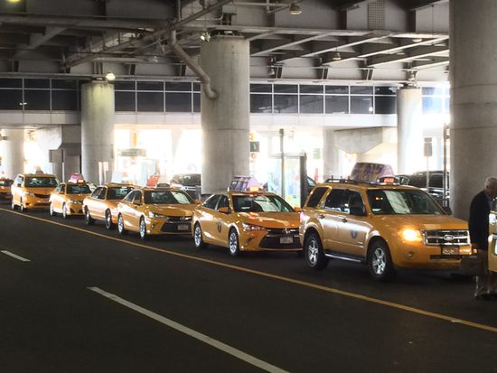 Am Flughafen in New York. Die bekannten Yellow Taxis