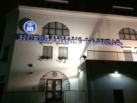 Direkt neben unserem Hotel ist das Hofbräuhaus . Logisch, besuchen wir es, kaum haben wir das Gepäck im Hotel verstaut und uns frisch gemacht.