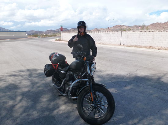 Kaum haben wir unsere Harleys gesattelt und abgefahren, beginnt es schon zu regnen. Unglaublich . Aber kurze Zeit später ist das schöne und warme Wetter wieder zurück