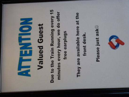 Die erste Unterkunft verbringen wir in einem Indianer-Dorf. Nach vielen Kilometern durch die Wüste auf der Route 66 nächtigen wir in "Peach Springs". Da die Eisenbahn direkt neben dem Hotel durchfährt, dann immer laut und mehrmals hupt und das oft mehrmals pro Stunde, verteilen sie an der Reception Ohrenstöpsel. Es war trotzdem eine sehr laute Nacht...