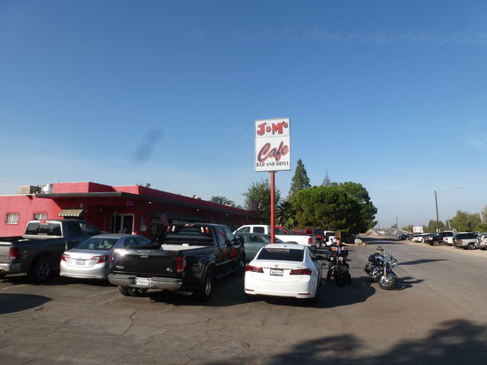 Auch vor dem Cafe lauter grosse Autos. Daneben unsere "kleinen" Motorräder....