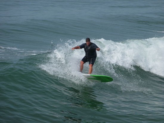 In Santa Barbara sind Franzl und ich aktive Surfer. Da wir jeweils schlecht die Kamera mitnehmen können, hier ein Kollege vom Strand in Pismo Beach 
