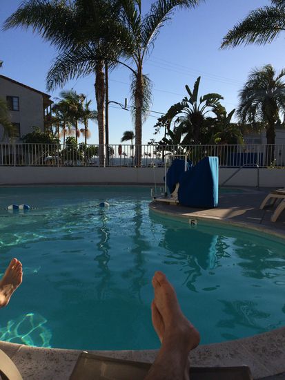 Blick von unserem Hotel-Pool in Santa Barbara. Im Hintergrund sieht man das Meer