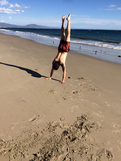 Am Strand von Santa Barbara.  Einen Handstand?? Nichts leichter als das.... 