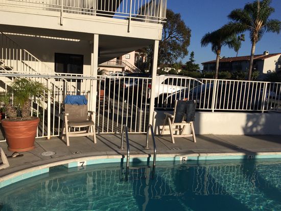 Da wir aus der Wäscherei flüchten mussten, waren die Kleider noch nicht ganz trocken. Deshalb haben wir sie noch etwas an die Sonne gehängt.... 