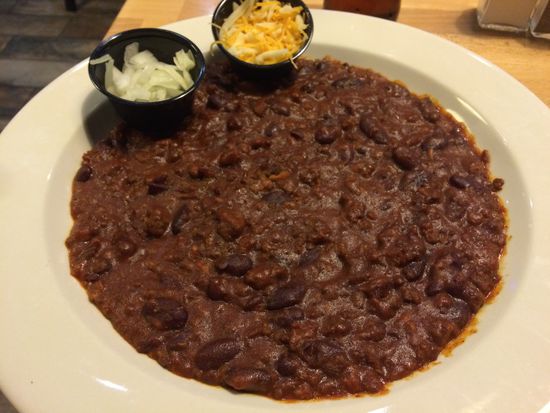 Die Chilli-Suppe als Vorspeise, entpuppte sich als Chilli con Carne. Und dies in einer riesigen Portion. Mit dem anschliessenden Burger hatten wir dann zu kämpfen 