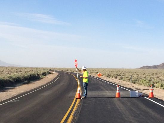 Wie ich es auch von Norwegen kenne: Beim Strassenbau wird die eine Spur angehalten und man muss warten. Unter Umständen auch 20 Minuten oder länger. Dann kommt der Verkehr aus der Gegenrichtung mit einem Piloten, der dann kehrt und uns den "richtigen Weg" zeigt.... 