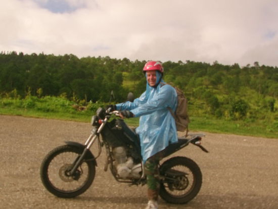 Ich habe mir ein Regenschutz gekauft. Bis zum Inle See sind es noch 70 km.