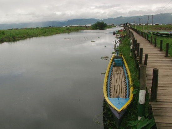 Wenn man ans Wasser möchte, muss man ein Boot mieten, welches über Kanäle zu den Dörfern fährt.