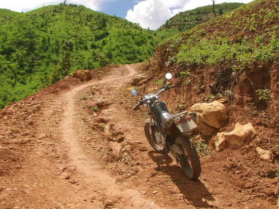 Ich schaue mich um, frage mich etwas durch und finde einen Weg in die Berge. Und jetzt zahlt sich mein Enduro richtig aus.