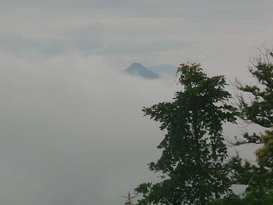 Manchmal tauchen Gipfel aus den Wolken hervor.
