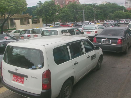 oder mit dem Taxi für 2000 Kyat in der selben Zeit.
