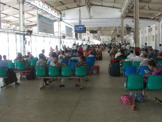 Der Wartesaal. Die Gitter zum Bahnsteig werden erst geöffnet, nach dem der Zug eingefahren ist.