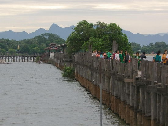 Ich fahre zur U Bein Brücke.